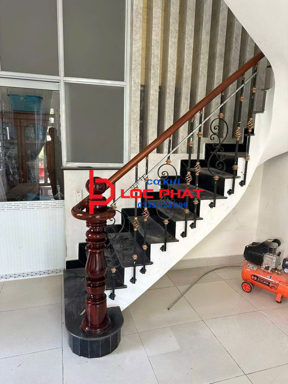 Đội thợ lan can cầu thang tại Bình Chánh