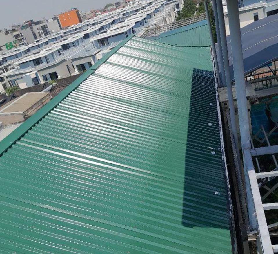 Thi công mái tôn chống nóng tại Bầu Bàng