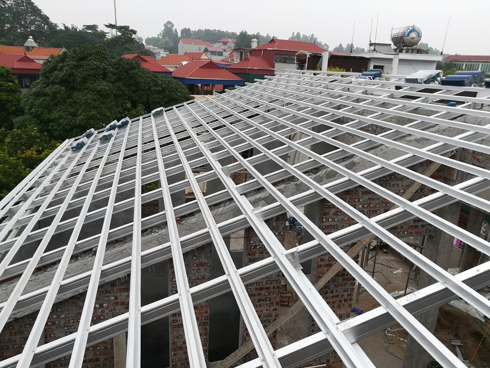 Thi công mái tôn chống nóng tại Cát Lái