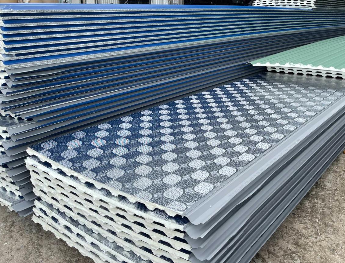 Thi công mái tôn chống nóng tại Cát Lái