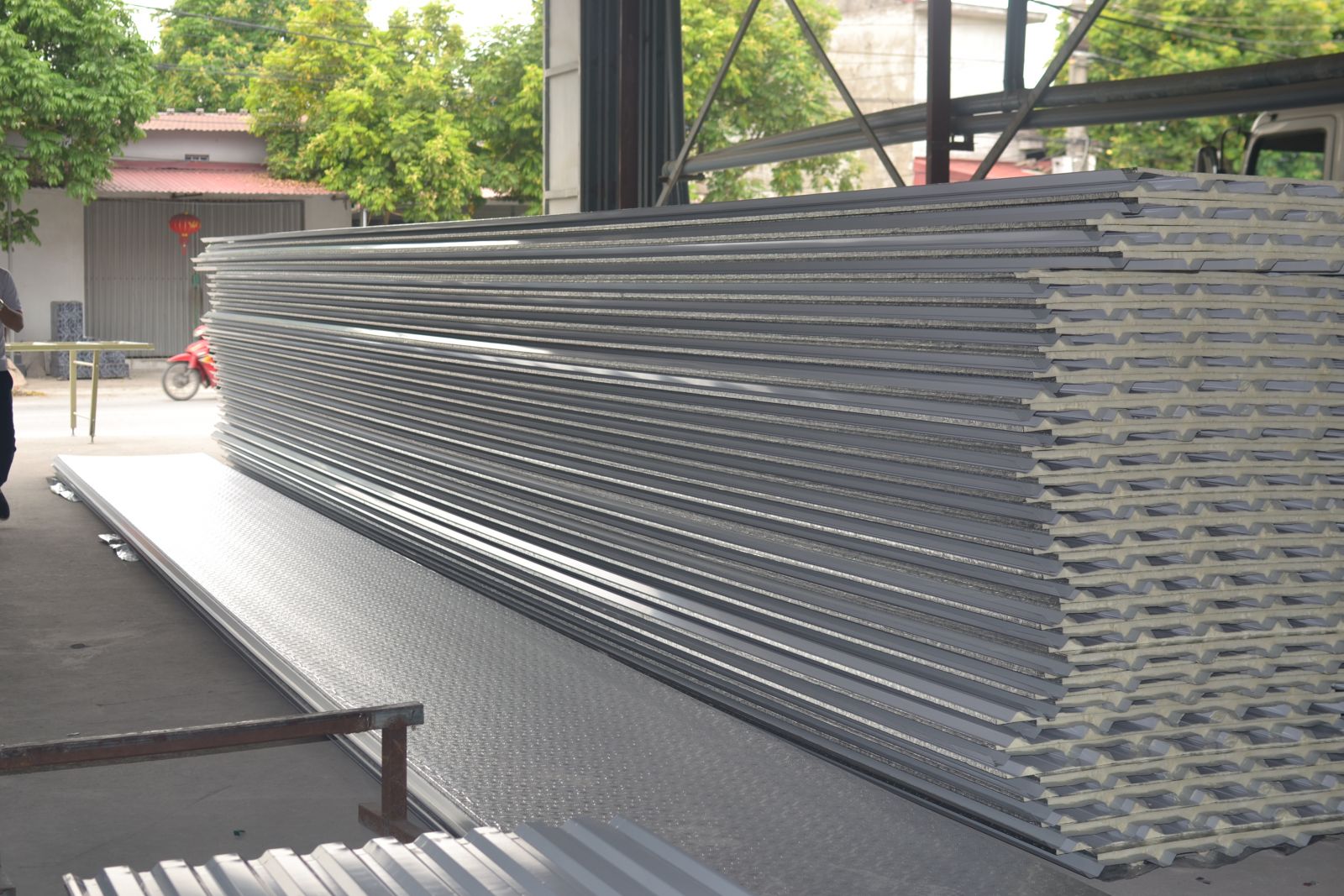 Thi công mái tôn chống nóng tại Thủ Đức