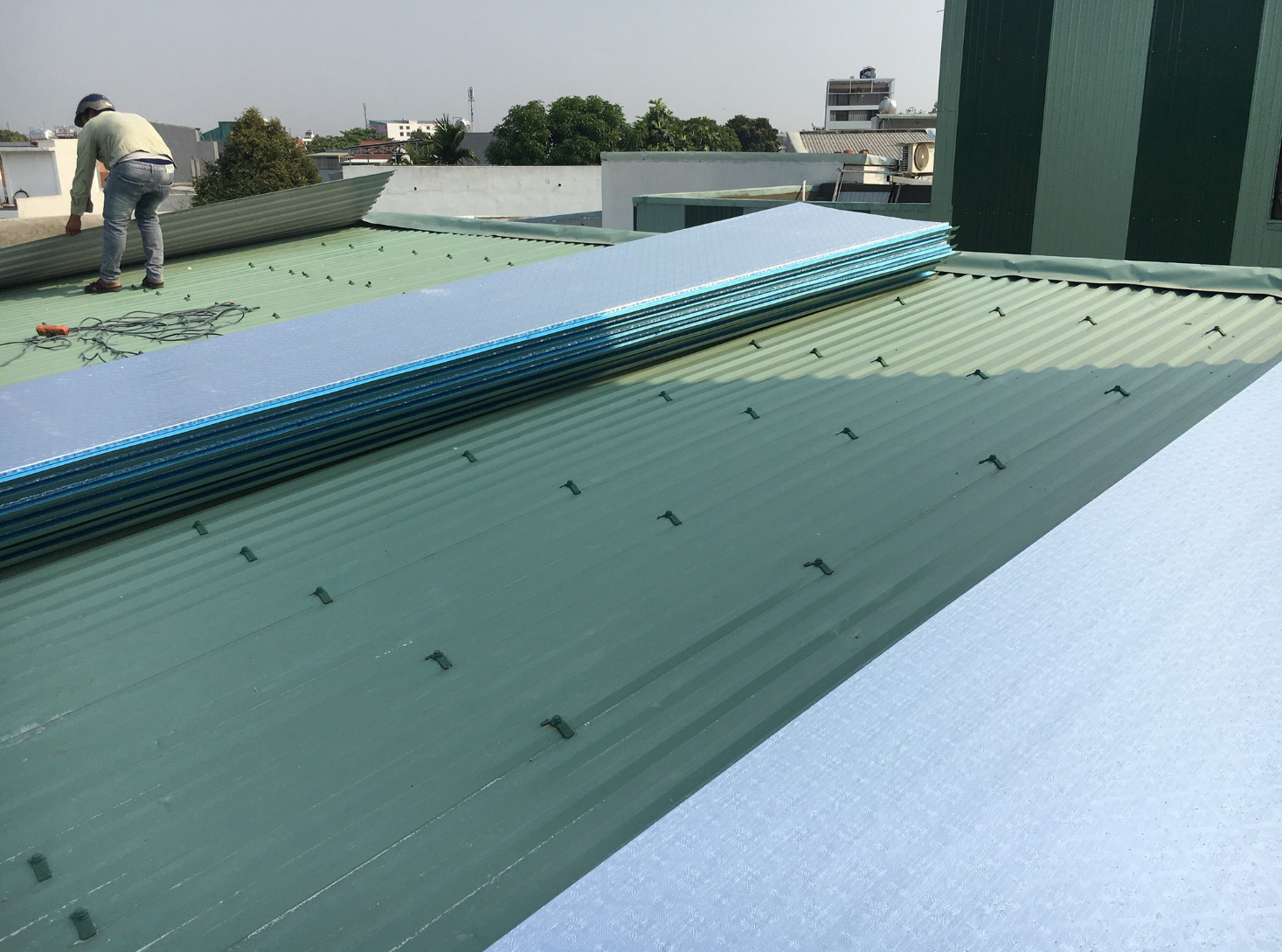 Thi công mái tôn trọn gói tại Hố Nai
