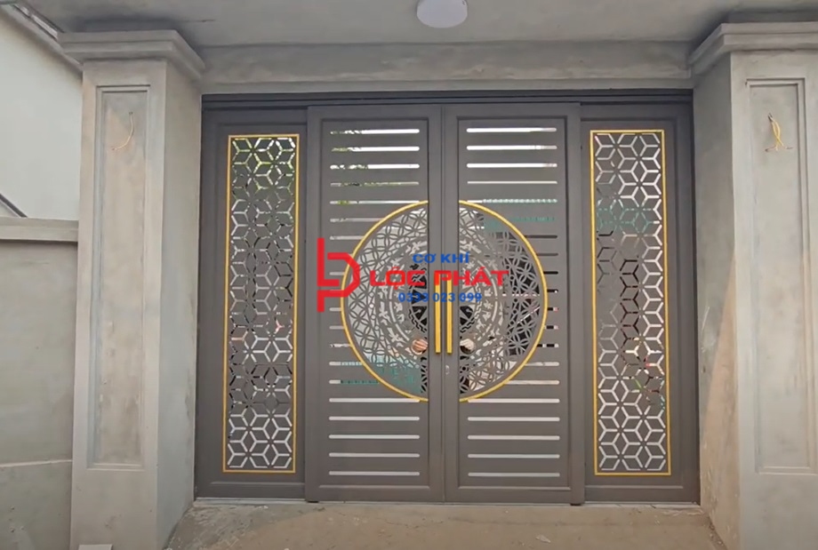 Đội thợ làm cửa sắt trượt quay tại Dĩ An