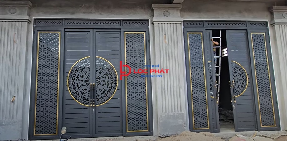 Đội thợ làm cửa sắt trượt quay tại Dĩ An