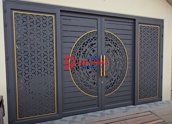 Đội thợ làm cửa sắt trượt quay tại Dĩ An