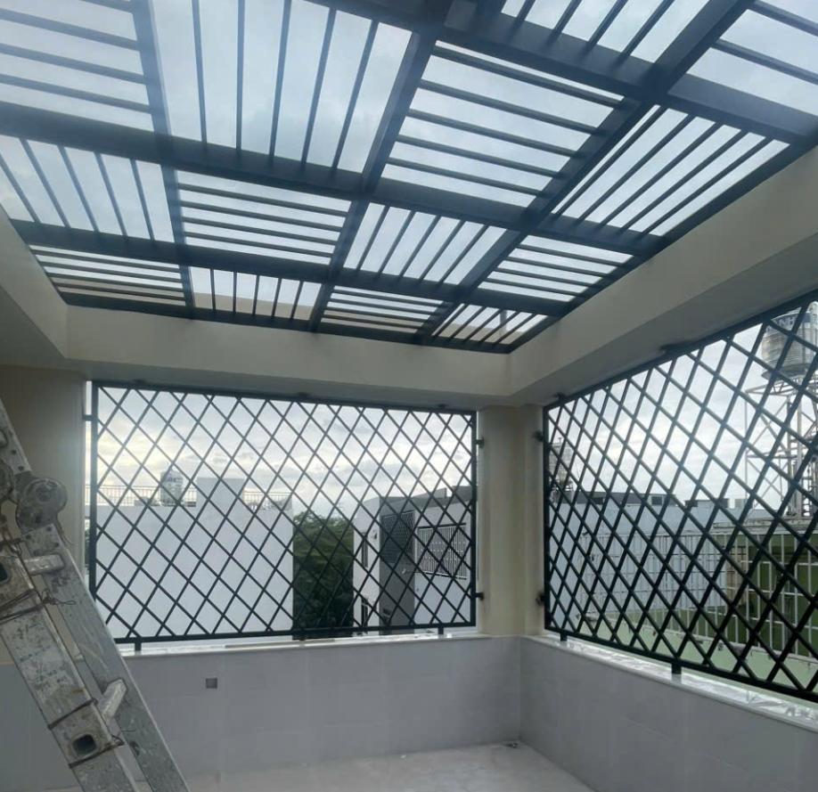 Báo giá thi công khung bảo vệ sân thượng tại Quận 2