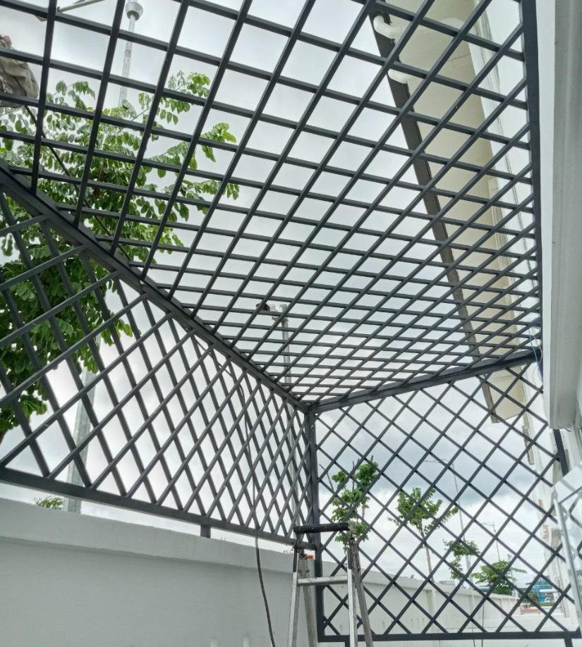 Thợ làm bông bảo vệ sân thượng tại Quận 12