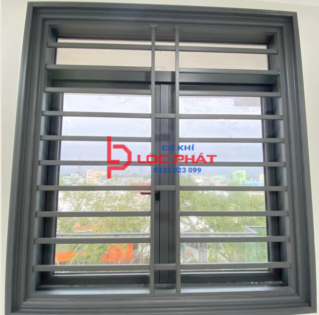 Đội thợ làm bông bảo vệ cửa sổ tại Quận 9