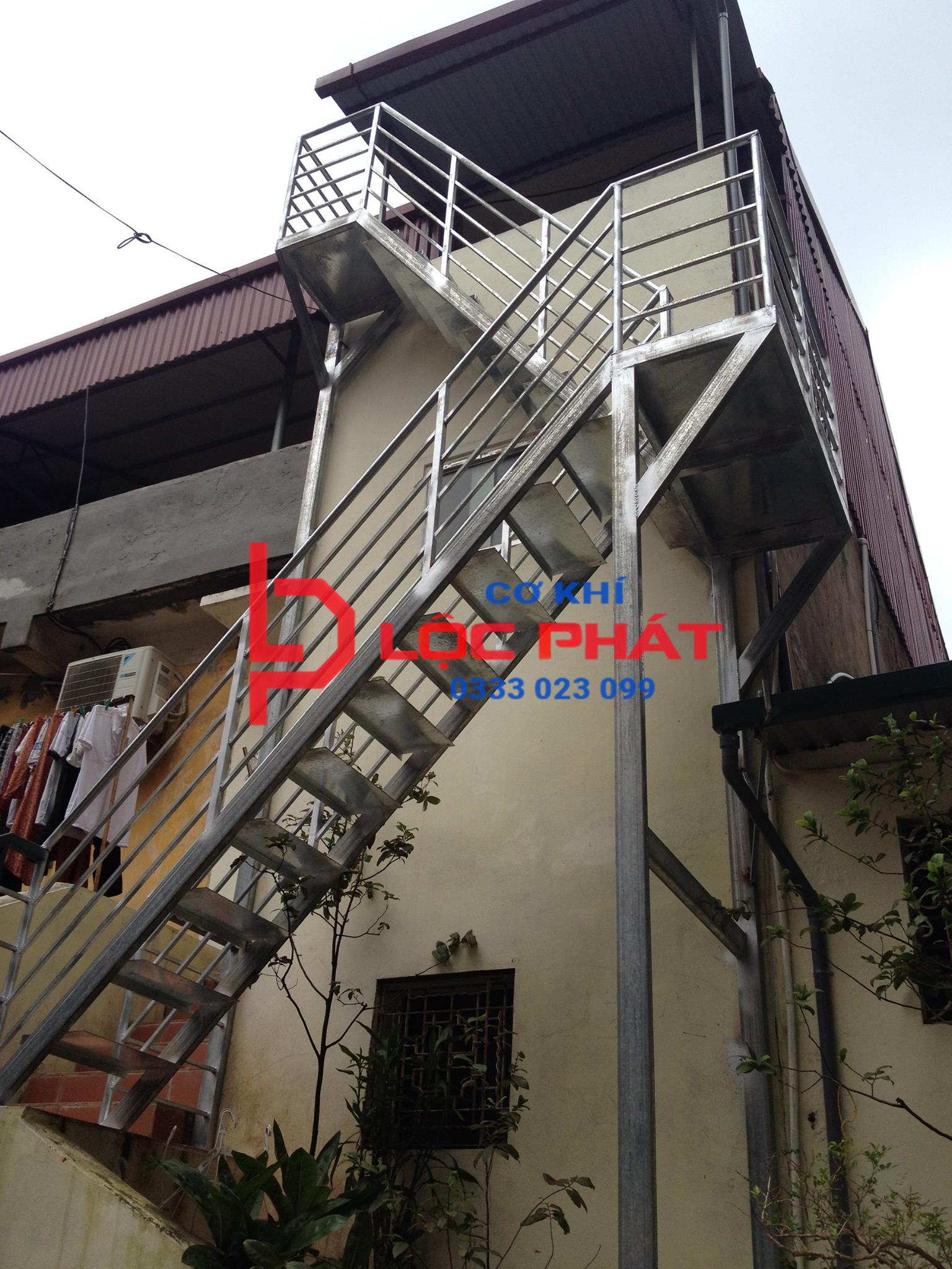 Đội thợ làm cầu thang thoát hiểm tại Quận 7