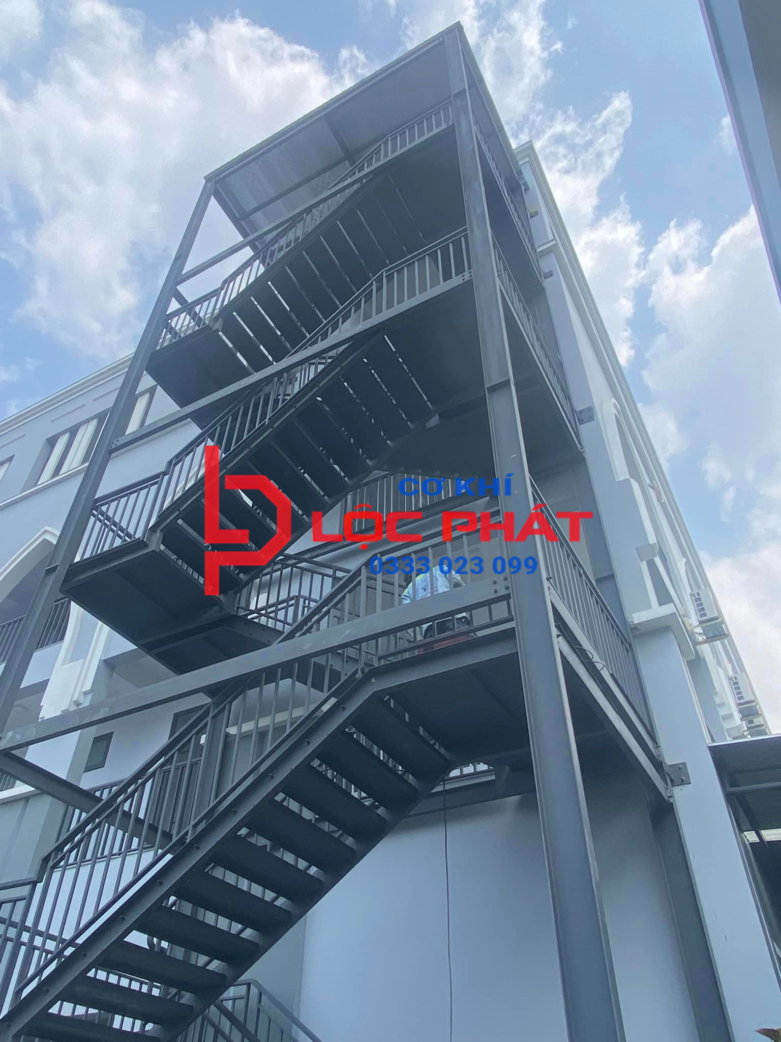Thi công lắp đặt cầu thang thoát hiểm tại Quận 8