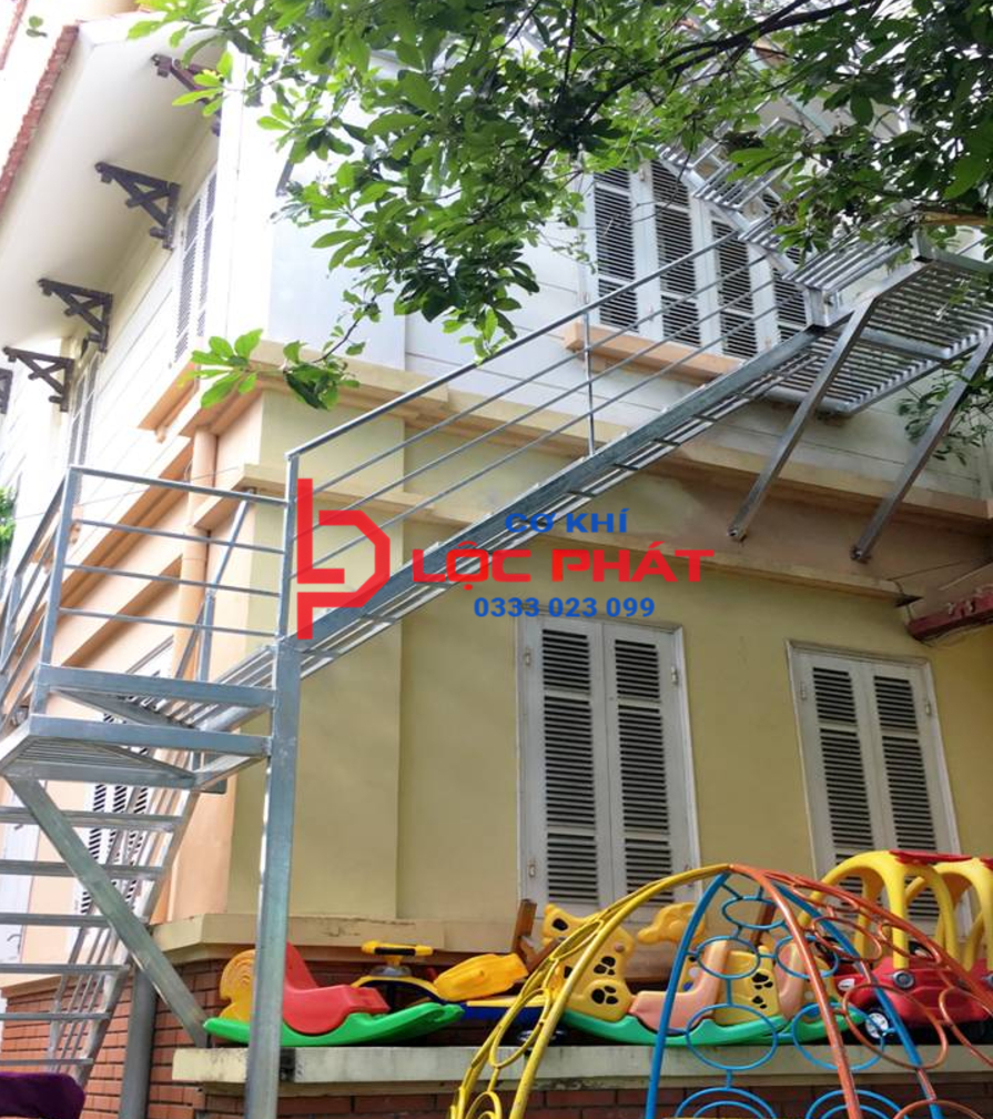 Thi công lắp đặt cầu thang thoát hiểm tại Quận 8
