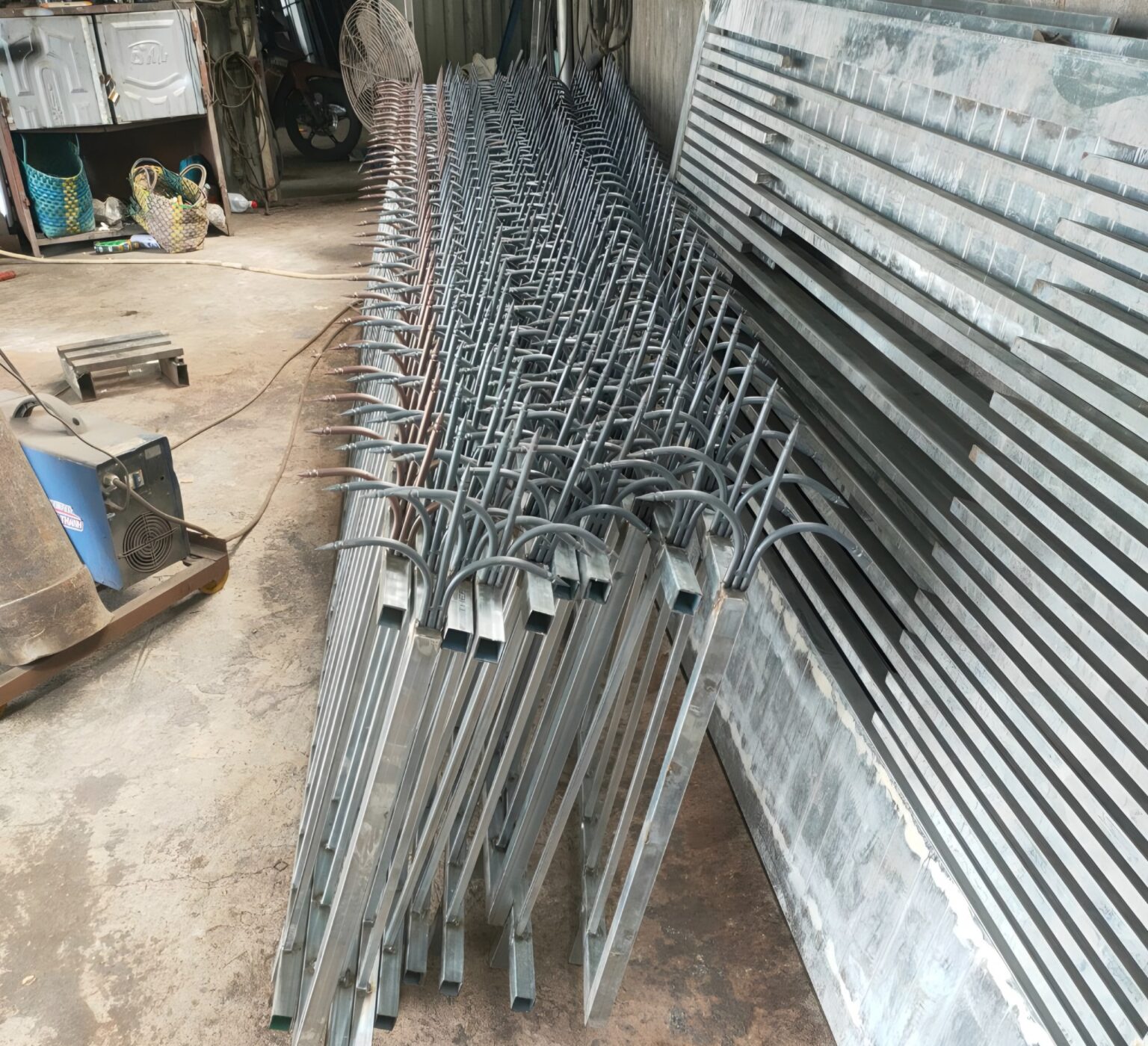 Thợ làm hàng rào chông sắt tại Long Khánh