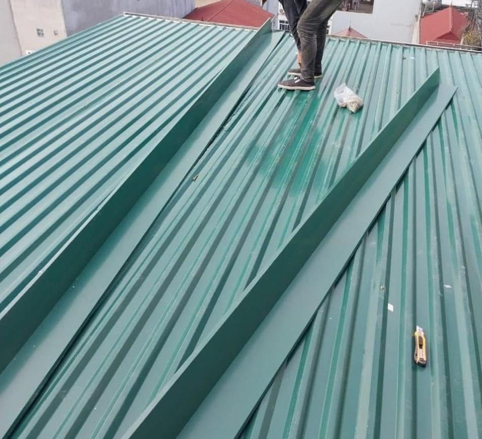 Thợ làm mái tôn giá rẻ tại Uyên Hưng