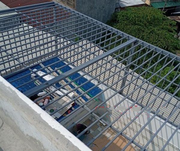 Thợ thi công khung sắt bảo vệ tại Thuận Giao