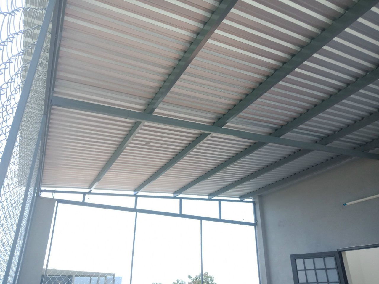 Thi công mái tôn giá rẻ tại Xã Long Thành