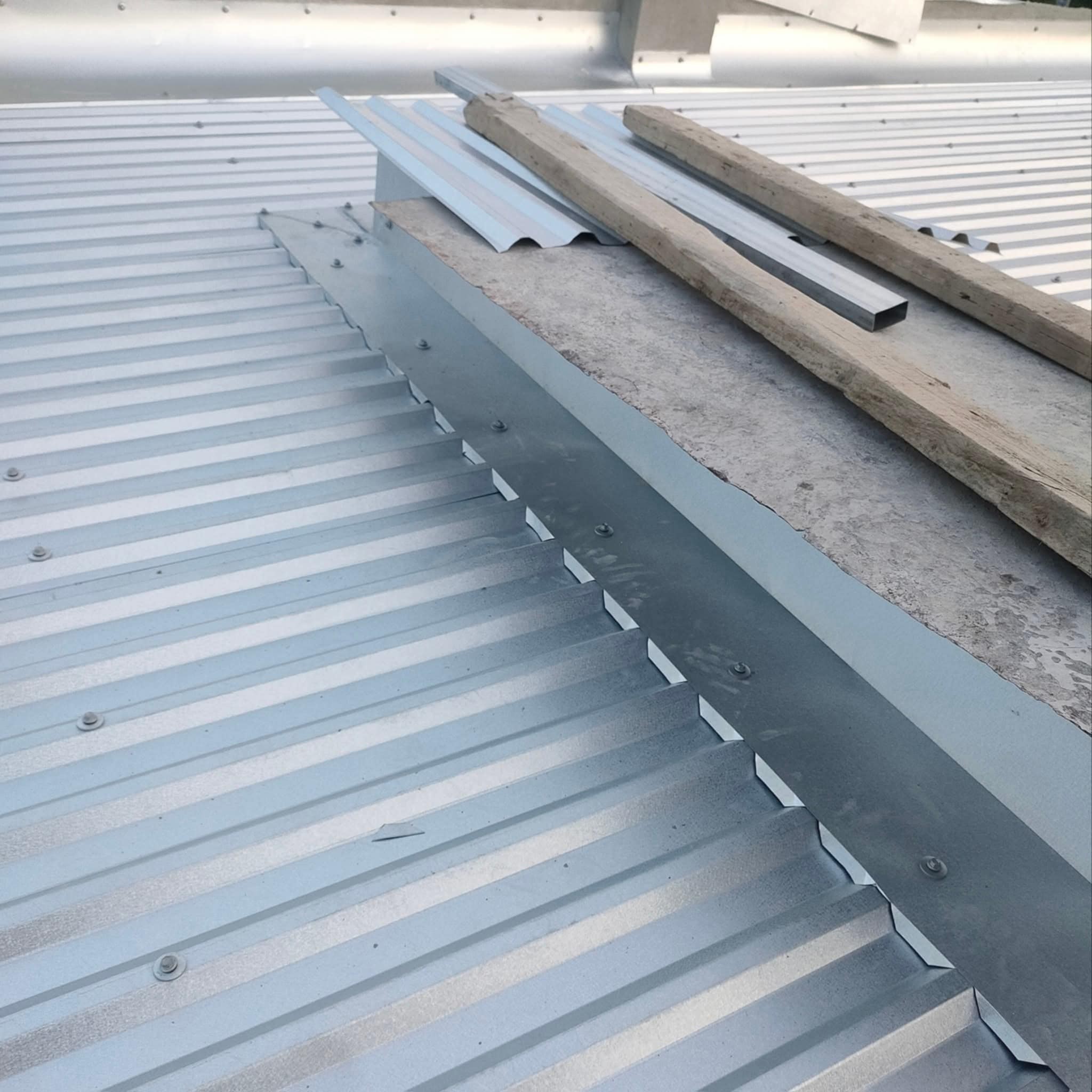 Thi công mái tôn trọn gói giá rẻ tại Phường Bến Cát