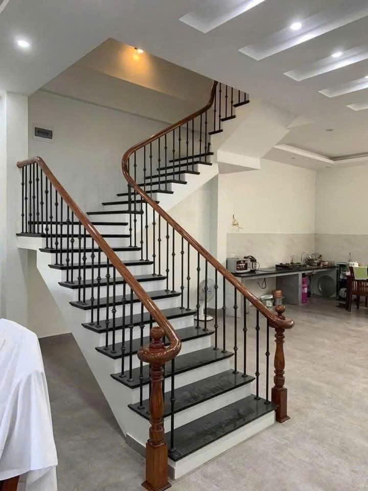 Thợ thi công lan can tại Thủ Đức