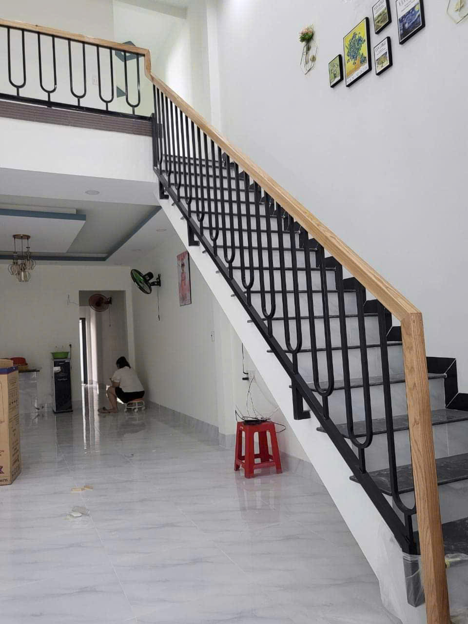 Thợ thi công lan can cầu thang tại Thủ Dầu Một