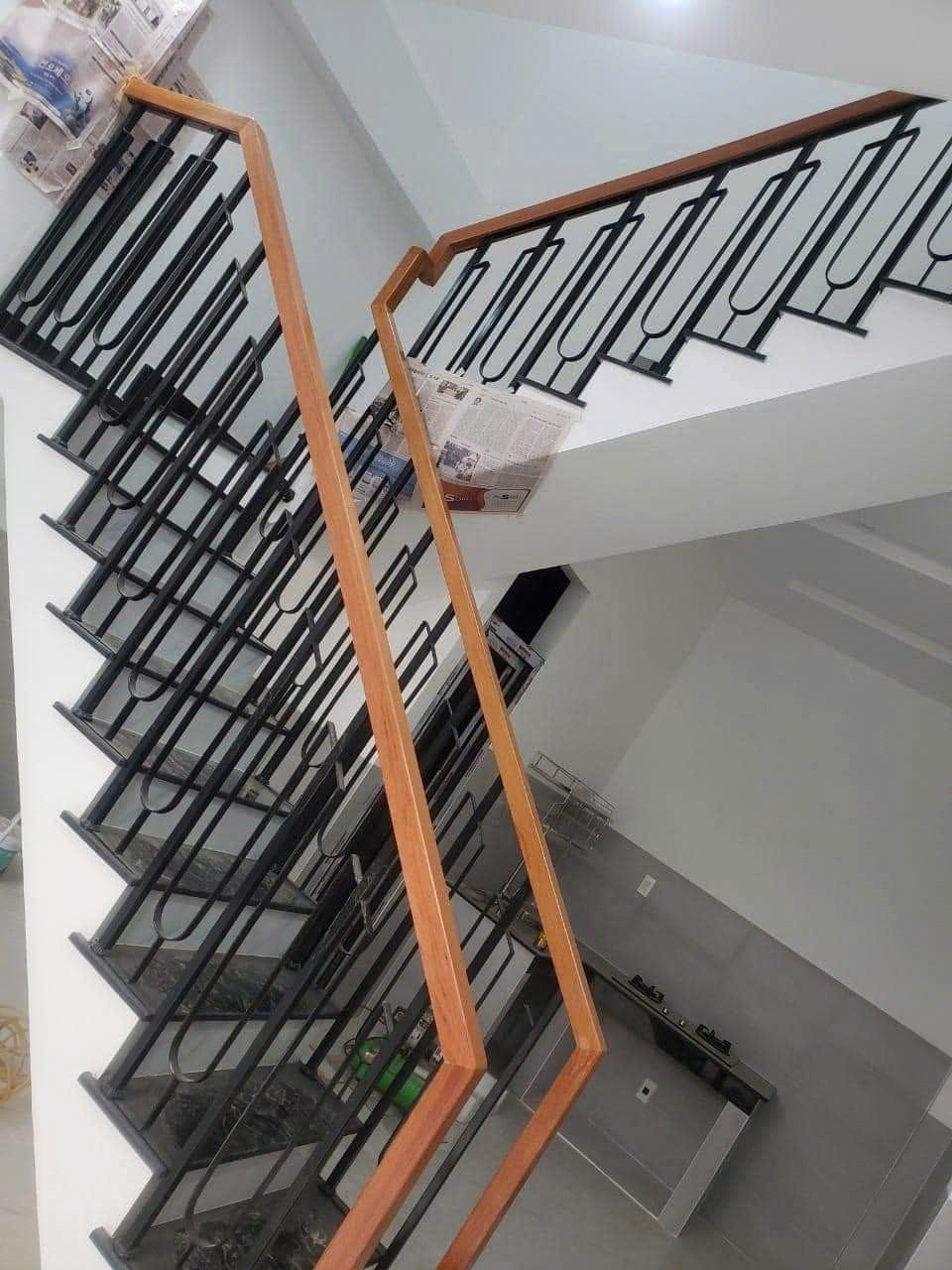 Thợ thi công lan can cầu thang tại Thủ Dầu Một