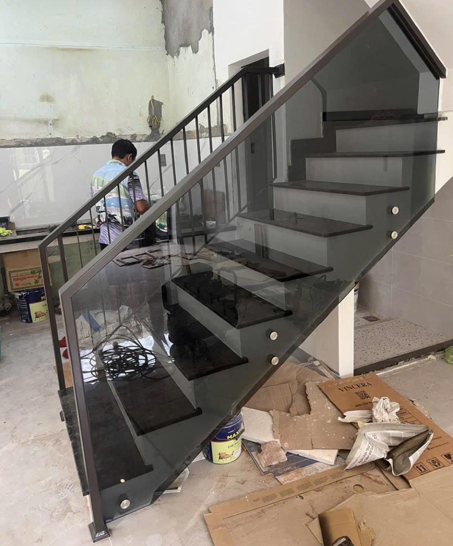 Thợ thi công lan can cầu thang tại Tân Bình