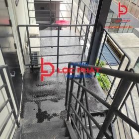 Đội thợ làm cầu thang thoát hiểm tại Quận 7