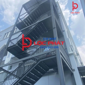 Thi công lắp đặt cầu thang thoát hiểm tại Quận 8
