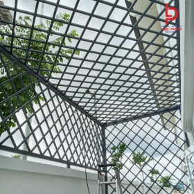 Thợ làm bông bảo vệ sân thượng tại Quận 12