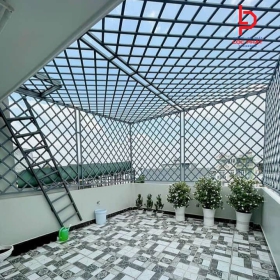 Thợ thi công khung bảo vệ sân thượng tại Quận 12