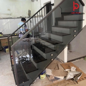 Thợ thi công lan can cầu thang tại Tân Bình