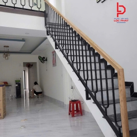 Thợ thi công lan can cầu thang tại Thủ Dầu Một