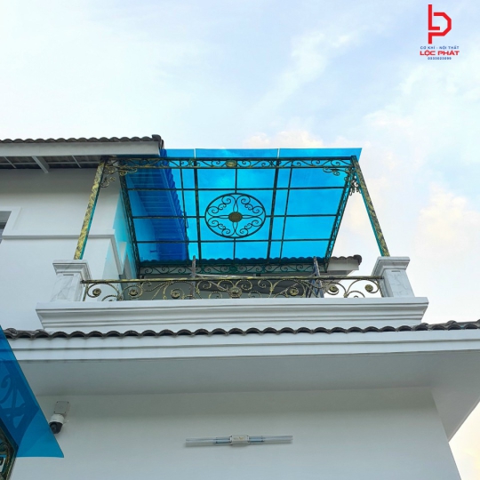 Dịch vụ thi công mái poly lấy sáng chuyên nghiệp, giá rẻ 