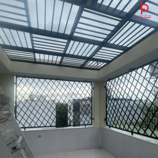Báo giá thi công khung bảo vệ sân thượng tại Quận 2