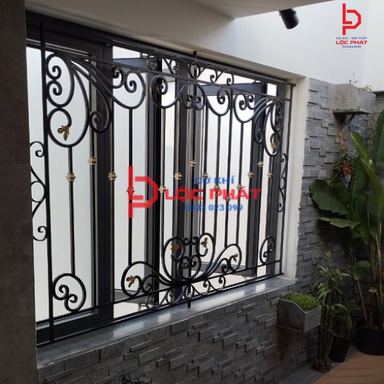 Đội thợ làm bông bảo vệ cửa sổ tại Quận 9