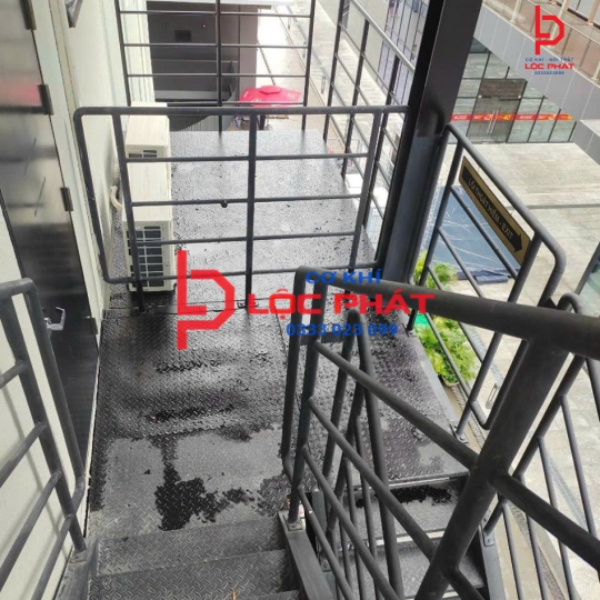 Đội thợ làm cầu thang thoát hiểm tại Quận 7