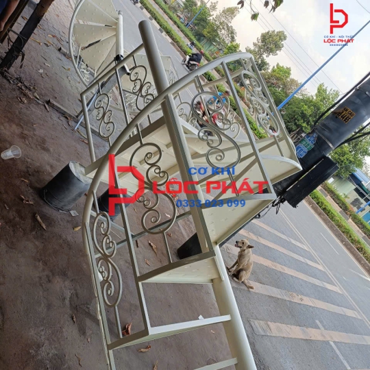Đội thợ cầu thang xoắn ốc tại Quận 8