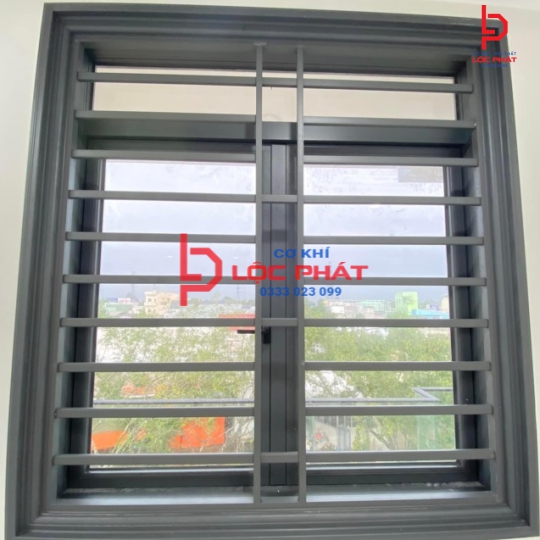 Đội thợ làm bông bảo vệ cửa sổ tại Quận 9