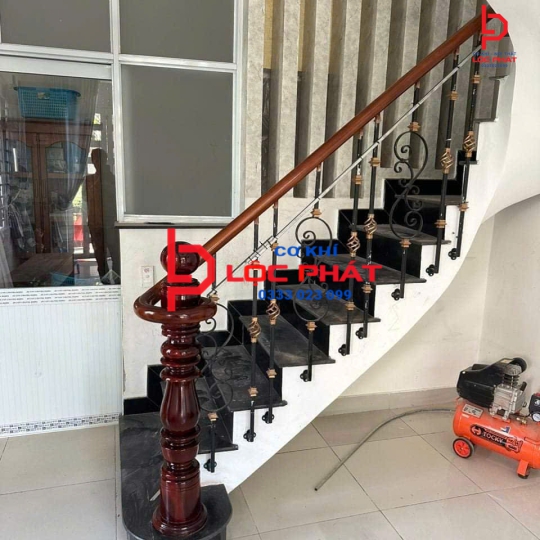 Đội thợ lan can cầu thang tại Bình Chánh