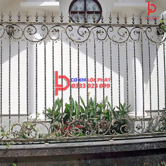 Làm hàng rào sắt tại Bình Phước