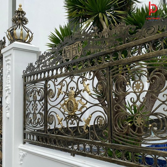 Làm hàng rào sắt tại Phường Long Hương