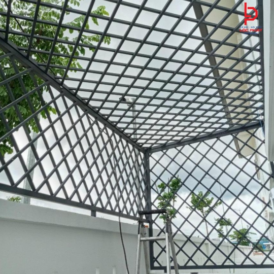 Làm khung bảo vệ sân thượng Dĩ An TP HCM