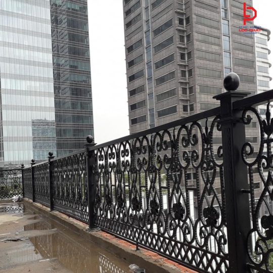 Đơn vị thi công lan can sắt mỹ thuật giá rẻ tại Uyên Hưng
