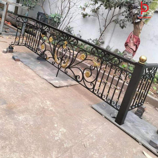 Đơn vị thi công lan can sắt mỹ thuật tại Hóc Môn