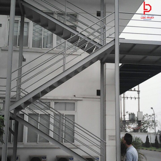 Thi công cầu thang thoát hiểm tại Phú Giáo