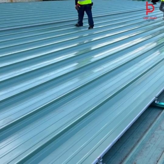 Thi công mái tôn chống nóng tại Thành Phố Mới Bình Dương
