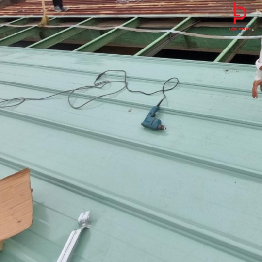 Thi công mái tôn chống nóng tại Thành Phố Mới Bình Dương