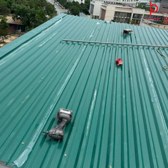 Thi công mái tôn giá rẻ tại Phường Vườn Lài 