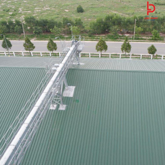 Thi công mái tôn nhà tiền chế tại Định Hòa