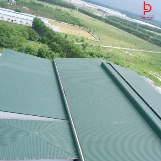 Thi công mái tôn nhà tiền chế tại Định Hòa