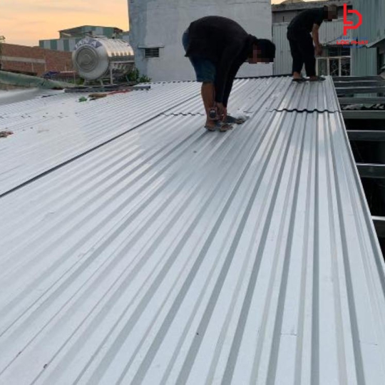 Thi công mái tôn trọn gói tại Quận 8