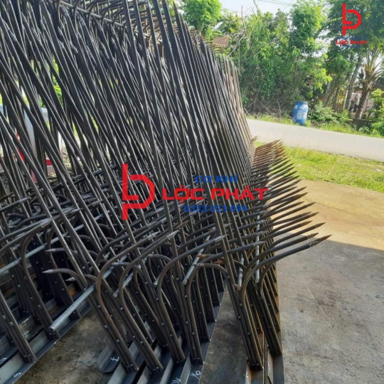 Thiết kế và lắp đặt hàng rào chông sắt tại Đồng Xoài